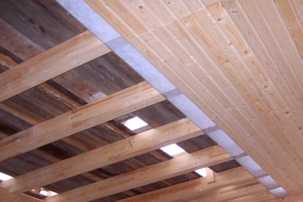 Cum să ridice tavanul într-o casă din lemn