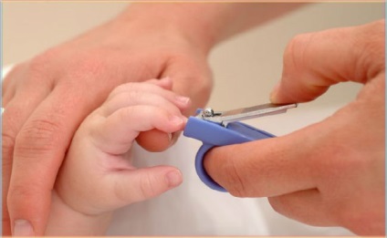 Hogyan vágjunk körmöket az újszülöttek (csecsemők) gondozására