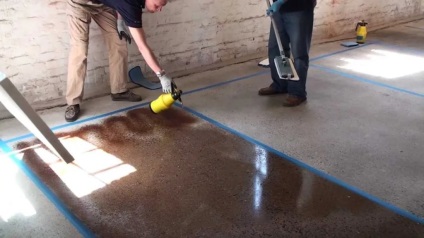 Hogyan kell festeni a padlót, a konzisztenciát és a festészet technológiáját