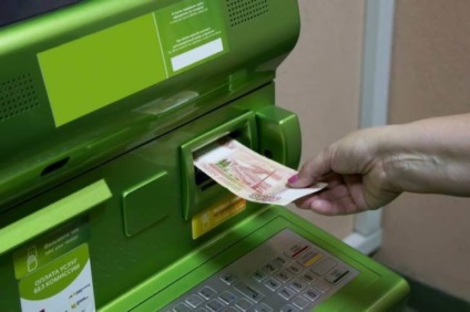 Cum să puneți bani pe o carte de bancă de economii unei alte persoane