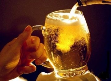 Cum să turnați bine berea dintr-o sticlă într-un pahar fără spumă - rețete de alcool la domiciliu