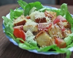 Hogyan készítsünk Caesar salátát csirkével és paradicsommal?
