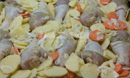 Cum să gătești copt de pui într-un cuptor cu cartof și morcovi, o rețetă cu o fotografie, toate felurile de mâncare