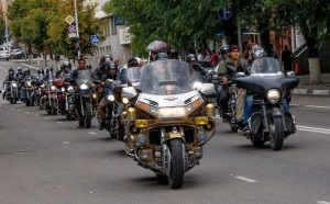 Cum să conduci o nuntă motociclistă, o rundă de sărbători