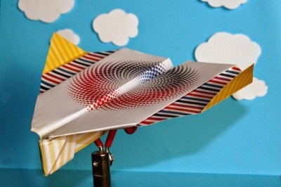 Hogyan készítsünk egy papír repülőgépet, amely 100 méteren repül
