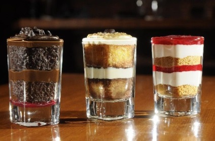 Cum să faci un desert într-un pahar cu bucăți de biscuiți sau biscuiți