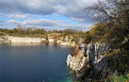 Fântâni de carst de piatră, forme, adâncime, peșteri în stalactite, fântâni subterane