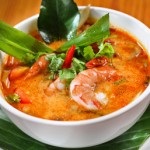 Clasic supa thai tom yum kung cu lapte de nucă de cocos și fructe de mare