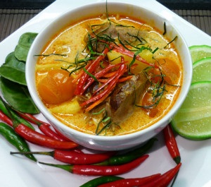 Clasic supa thai tom yum kung cu lapte de nucă de cocos și fructe de mare