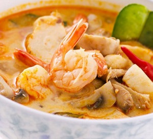 Clasic supa thai tom yum kung cu lapte de nucă de cocos și fructe de mare