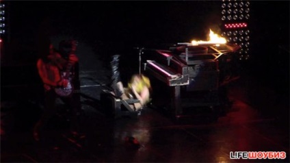 Lady Gaga a căzut de la pian, blogger dina008 pe site-ul de la 13 aprilie 2011, o bârfă