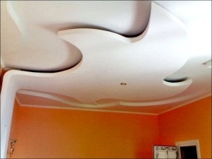 Traverse pe tavan de poliuretan cu propriile mâini pe finisajul tavan întinderea de bază și de proiectare,