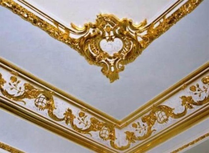 Freza pe tavan, sub candelabru, cum se face finisajul cornierului și plafonului, în detaliu pe
