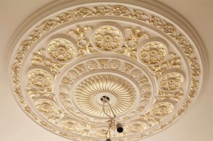 Freza pe tavan, sub candelabru, cum se face finisajul cornierului și plafonului, în detaliu pe