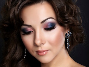 Make-up pentru o rochie albastră pentru o fotografie blondă și brunetă