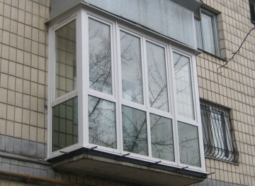 Rame metaloplastice pe balcon cu panouri sandwich