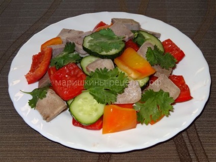 Rețetele mele sunt o salată delicioasă cu limbă de porc și legume proaspete