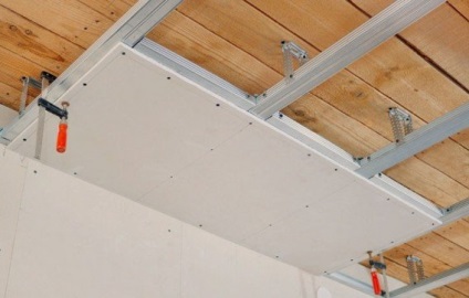 Instalarea de gips carton pe tavan într-o casă de lemn 5 etape principale