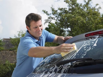 Este posibilă spălarea mașinii în curte cu o pedeapsă pentru curățarea autovehiculului lângă râu sau în curte