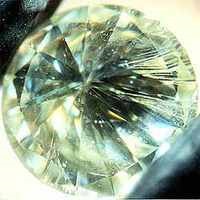 Moissanite este un analog sintetic al diamantului