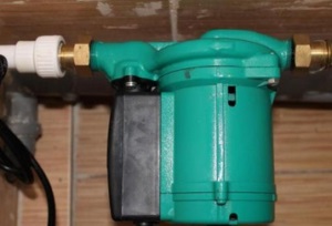 Pompă pentru pomparea apei într-un apartament pentru alimentare cu apă rece și caldă