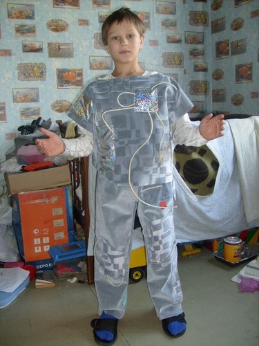 Costum de Anul Nou pentru băiat cu propriile sale roboți de fotografie