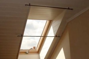 A függöny, redőnyök, redőnyök, függönyök tetőablakának kialakítása