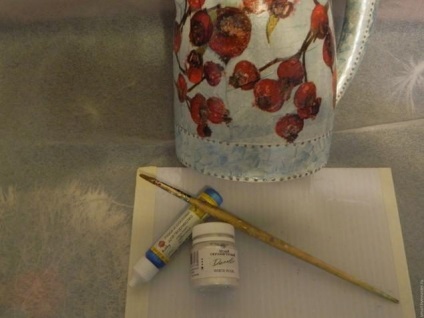Apă potabilă originală pentru flori de casă dintr-un ceainic vechi