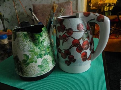 Eredeti öntöződoboz házi virágokból egy régi teáskannából