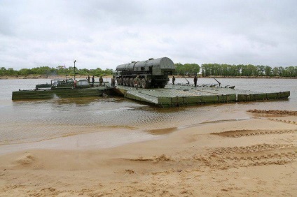 Traversarea râului unui vehicul de luptă care însoțește o revizuire militară a unui pirk ypc