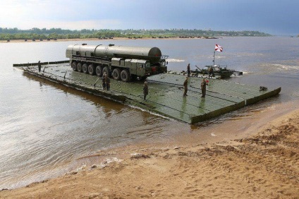 Преминаване на река бойни поддръжка на превозното средство PGRK Yars на - Военна Преглед