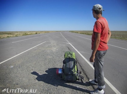 Trecând piciorul frontierei dintre Kazahstan și Uzbekistan