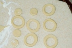 Donuturi pe o rețetă culinară cu lapte condensat, cu o fotografie