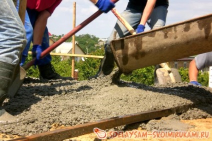O tehnologie simplă pentru turnarea podelelor de beton, o clasă de masterat cu mâinile lor