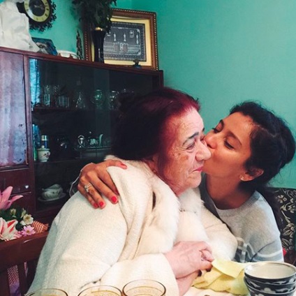 Ravshana Kurkova a prezentat-o ​​pe Iliya Bachurina cu bunica ei, salut! Rusia