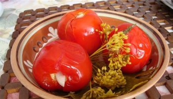 Reteta pentru tomate cu miere si usturoi fara otet - legume pentru iarna 1001 de mancare