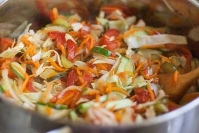 Salata pentru iarna de la castraveți cu roșii și jumătate de varză fină