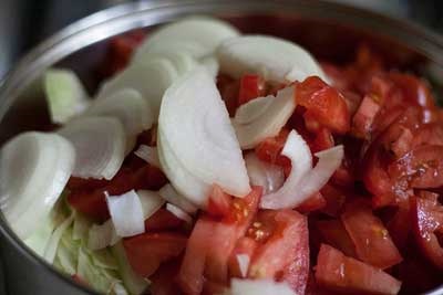 Salata pentru iarna de la castraveți cu roșii și jumătate de varză fină