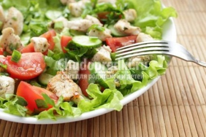 Salată cu pui și roșii