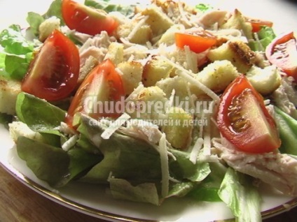 Salată cu pui și roșii