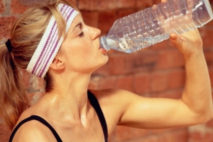 Cât de mult ar trebui să beau apă pe zi
