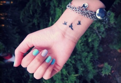 Tatuaj pentru fete de pe încheietura mâinii