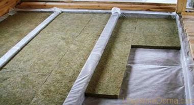 A padló melegítése egy magánházban az ásványgyapot elhanyagolása miatt