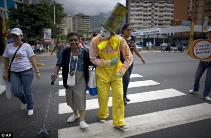 Esti ridicol! Terapia silențioasă împotriva șoferilor nesăbuțiți sau a modului în care un venezuelian a angajat mimii
