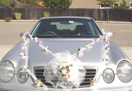 Alegeți panglicile pentru mașina de nuntă
