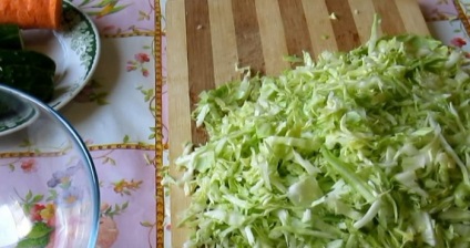 Salată delicioasă de rețete proaspete de varză cu fotografie