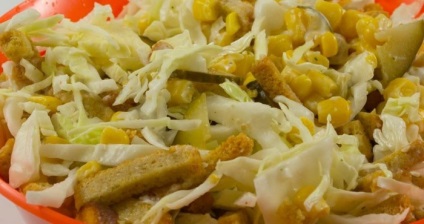 Salată delicioasă de rețete proaspete de varză cu fotografie