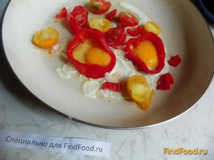 Ouă amestecate în ardei bulgărești cu roșii sub rețetă brânză cu fotografie