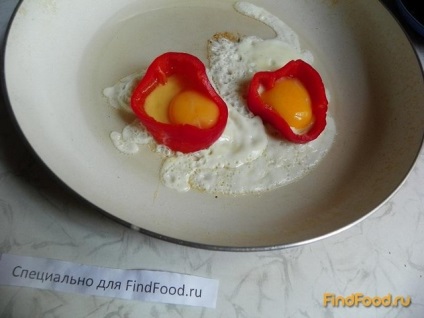 Ouă amestecate în ardei bulgărești cu roșii sub rețetă brânză cu fotografie