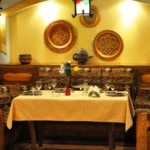 Un restaurant minunat în suburbii pentru o nuntă este o noapte lunară, atrăgând disponibilitatea prețurilor și